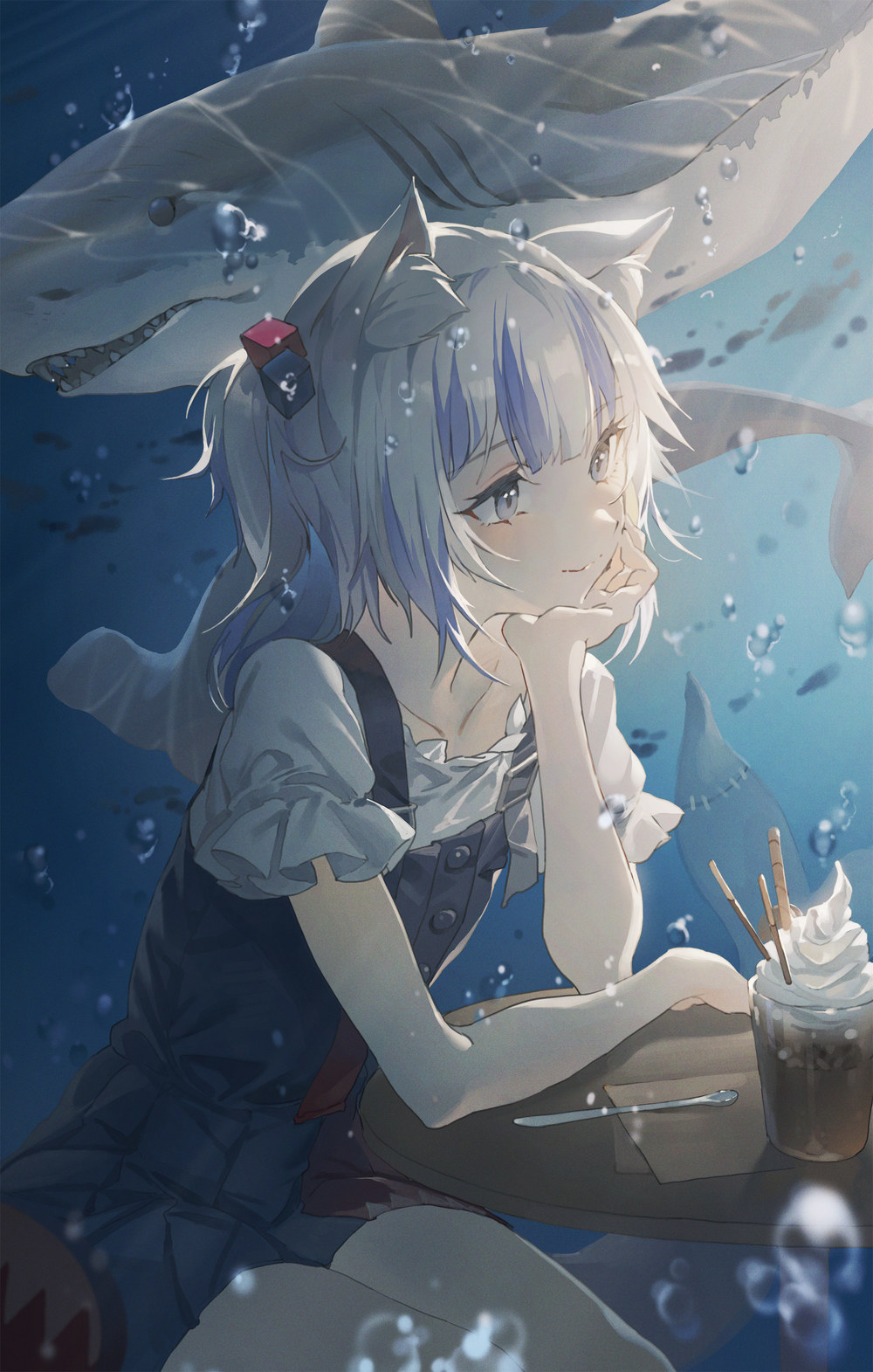 水下与鲨鱼相伴的银发少女